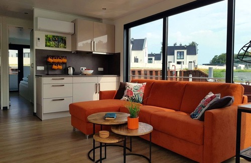 Peenemuende Apartment | Cozy Houseboat for 4 Guests in Peenemünde with Kitchen