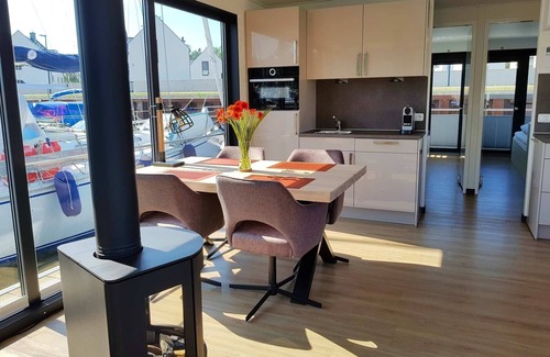 Peenemuende Apartment | Cozy Houseboat for 4 Guests in Peenemünde with Kitchen