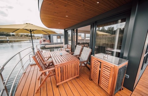 Klitten Apartment | Cozy Hausboot for 4 Guests with Ocean View in Klitten