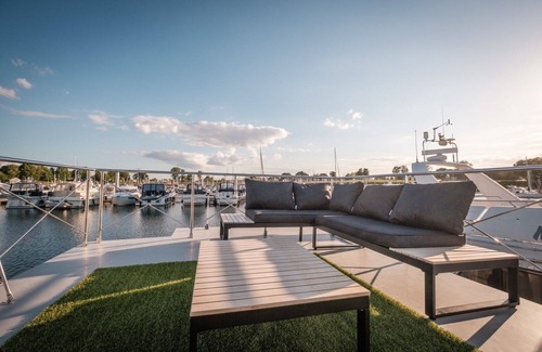 Ophoven Apartment | Inviting Houseboat for 6 Guests with Oceanfront Views