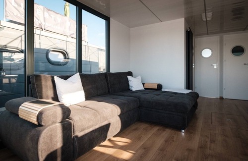 Ophoven Apartment | Inviting Houseboat for 6 Guests with Oceanfront Views