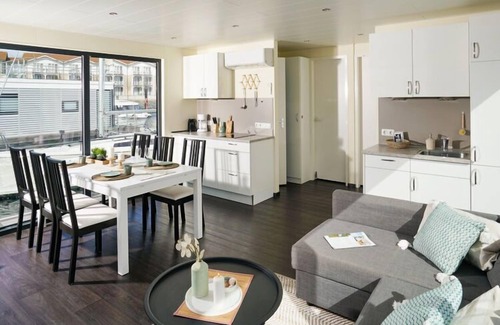 Boltenhagen Boat Rental | Charming Houseboat Escape in Boltenhagen with Breakfast