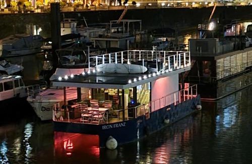 Unterbilk Boat Rental | Relaxing Hausboot Iron Franz - Your Waterfront Escape Awaits