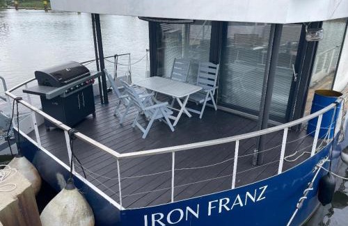 Unterbilk Boat Rental | Relaxing Hausboot Iron Franz - Your Waterfront Escape Awaits