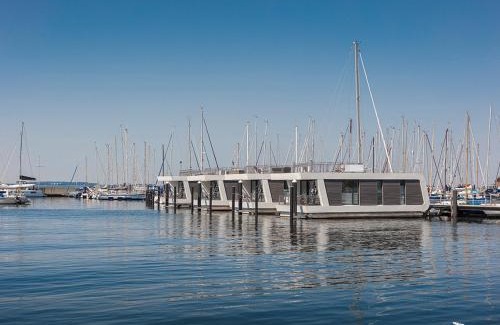 Laboe Apartment | Cozy Hausboot Floating Homes with Ocean Views in Laboe