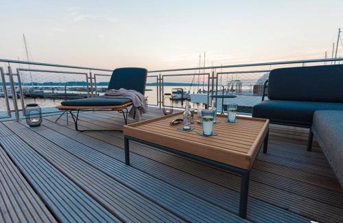 Laboe Apartment | Cozy Hausboot Floating Homes with Ocean Views in Laboe