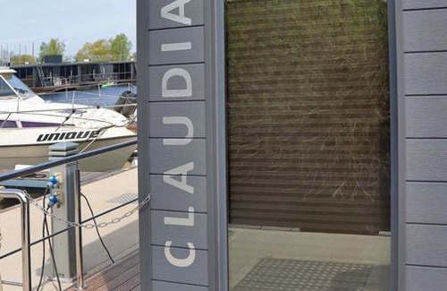 Weyhe Apartment | Guest Favorite: Hausboot La Mare Claudia with Family-Friendly Dining