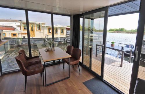Weyhe Apartment | Guest Favorite: Hausboot La Mare Claudia with Family-Friendly Dining