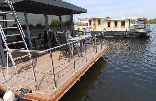 Weyhe Apartment | Guest Favorite: Hausboot La Mare Claudia with Family-Friendly Dining