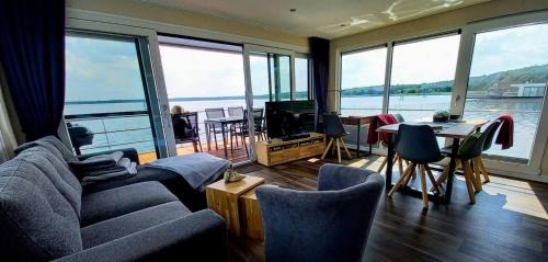 Vetschau/Spreewald Boat Rental | Tranquil Hausboot Milan - Unmatched Oceanfront Experience