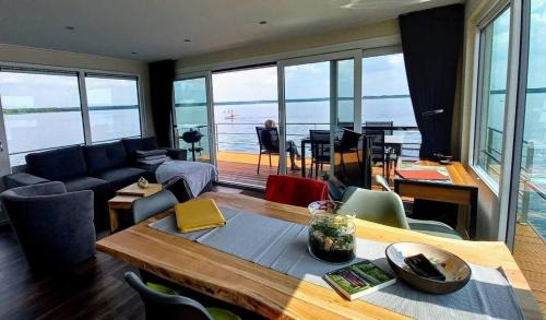 Vetschau/Spreewald Boat Rental | Tranquil Hausboot Milan - Unmatched Oceanfront Experience