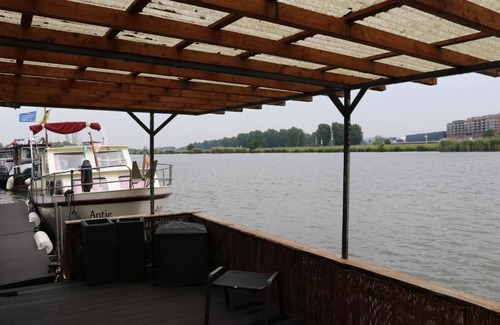 Roermond Boat Rental | Pet-Friendly Hausboot Roermond – Guest Rated 10/10!