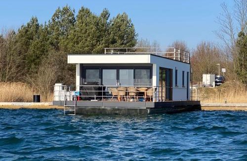 Laasow Boat Rental | Experience Tranquility at Hausboot Seensucht - LP14