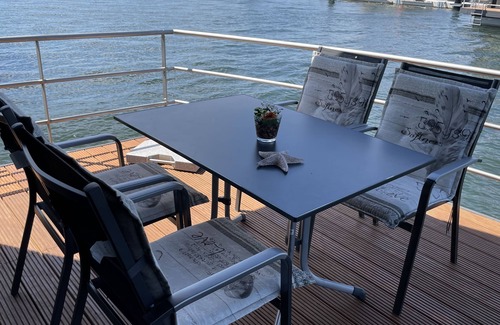 Klitten Boat Rental | Boat Stay "Seestern" at Bärwaldersee – Guest Rated 10/10