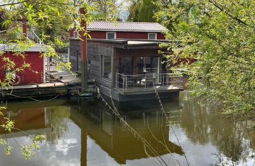 Winsen House | Oceanfront Escape at Hausboot Stöckte - Guest Rated 9/10