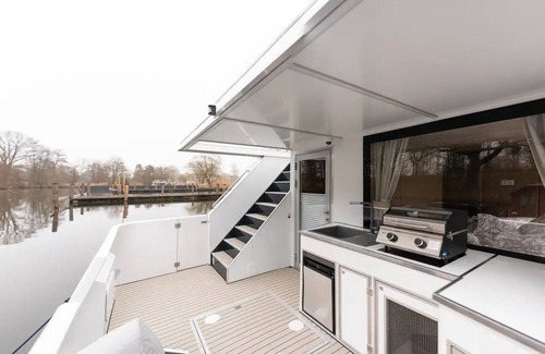 Domitz House | Unique Hausboot Retreat in Dömitz with Family Amenities