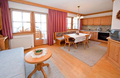Hart im Zillertal Apartment | Discover Hauser's Ferienhof: Family-Friendly Getaway