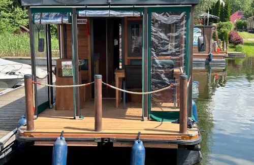 Priepert Boat Rental | Discover Pet-Friendly Comfort at Hausfloß D9-1