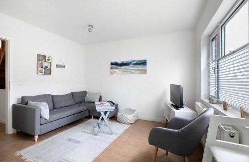 Suederhafen House | Family-Friendly Retreat at Haushälfte am Süderhafen