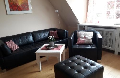 Nieblum Apartment | Pet-Friendly Hausteil Webstube Föhr with Oceanfront Views