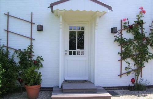 Nieblum Apartment | Pet-Friendly Hausteil Webstube Föhr with Oceanfront Views
