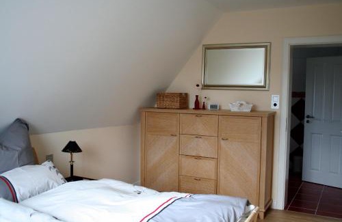 Nieblum Apartment | Pet-Friendly Hausteil Webstube Föhr with Oceanfront Views