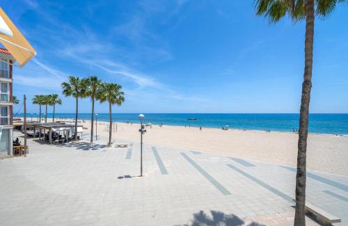 Torredembarra Apartment | Beachfront Haven: Hauzify I Apartament Colon 1B Awaits