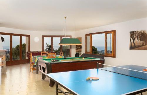 Castell-Platja d'Aro House | Beachfront Haven: Hauzify I Casa Suredes with Pool & Ocean View