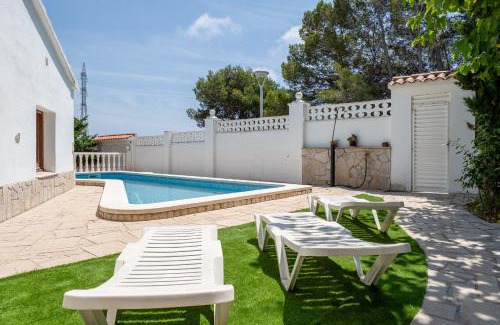 Vandellos i l'Hospitalet de l'Infant Villa | Experience Oceanfront Bliss at Hauzify I Villa Parc