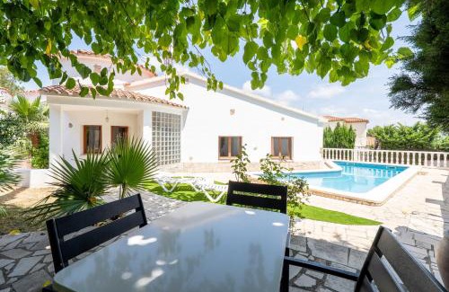 Vandellos i l'Hospitalet de l'Infant Villa | Experience Oceanfront Bliss at Hauzify I Villa Parc
