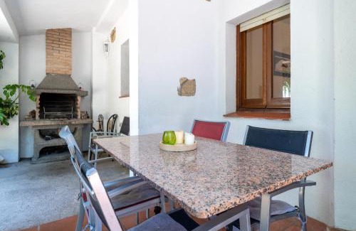 Vandellos i l'Hospitalet de l'Infant Villa | Experience Oceanfront Bliss at Hauzify I Villa Parc