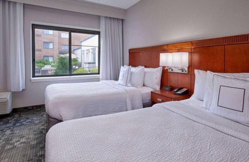 Eden Prairie Resort | Enjoy a Relaxing Stay with Pool Access and Pet-Friendly Perks!