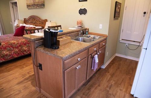 Ferndale Cottage | Exclusive Guesthouse for Your Group with Kitchen & Breakfast