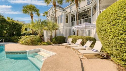 Sullivan's Island Villa | Experience Haven by AvantStay: Beachfront Home with Pool