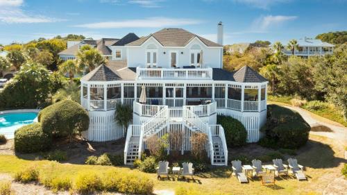 Sullivan's Island Villa | Experience Haven by AvantStay: Beachfront Home with Pool