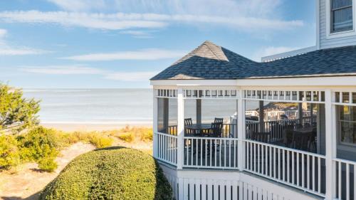 Sullivan's Island Villa | Experience Haven by AvantStay: Beachfront Home with Pool