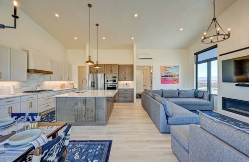 Buena Vista House | Haven Haus Retreat w/Pickleball, Basketball, putting green and hot tub STR317