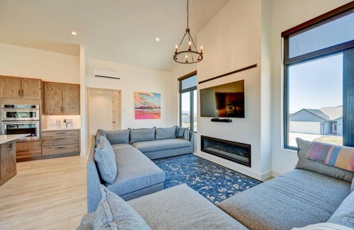 Buena Vista House | Haven Haus Retreat w/Pickleball, Basketball, putting green and hot tub STR317