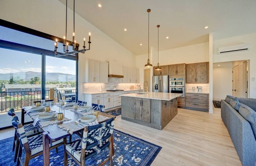 Buena Vista House | Haven Haus Retreat w/Pickleball, Basketball, putting green and hot tub STR317
