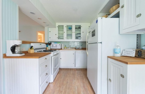 West Wing Estates House | Scenic Haven Hideaway: Oceanfront Escape with Top Amenities