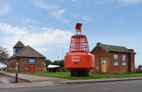 Harwich House | Relax at Haven Hideaway: Child-Friendly 4-Star Retreat