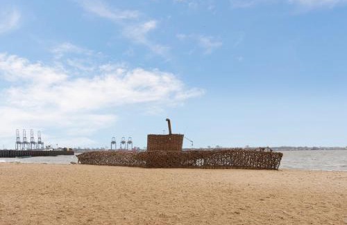 Harwich House | Relax at Haven Hideaway: Child-Friendly 4-Star Retreat