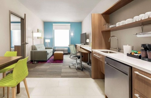 Southwest Colorado Springs Hotel | Relaxing Retreat in Colorado: Pet-Friendly with Pool Access!