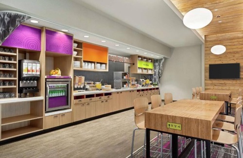 Southwest Colorado Springs Hotel | Relaxing Retreat in Colorado: Pet-Friendly with Pool Access!