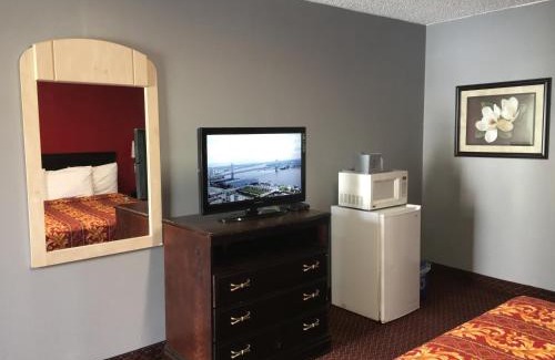 Galloway Hotel | Budget-Friendly Journeys End Motel with Hot Tub Access