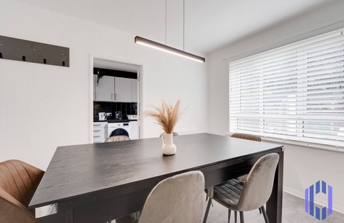 Manchester House | Discover Haven Noir by CEFAS - Pool Table & City Vibes