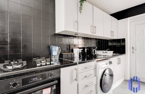 Manchester House | Discover Haven Noir by CEFAS - Pool Table & City Vibes