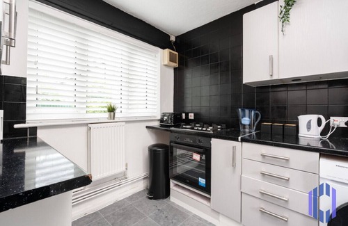 Manchester House | Discover Haven Noir by CEFAS - Pool Table & City Vibes