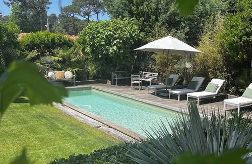 Piraillan Villa | Tranquil Haven - 5 Bedrooms with Pool and Lush Gardens