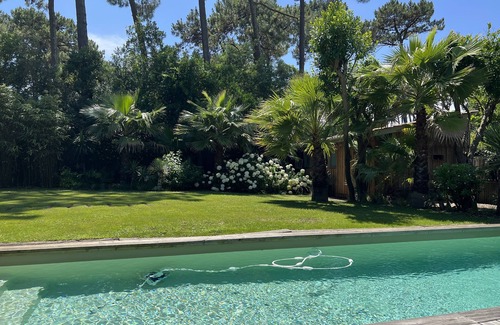 Piraillan Villa | Tranquil Haven - 5 Bedrooms with Pool and Lush Gardens